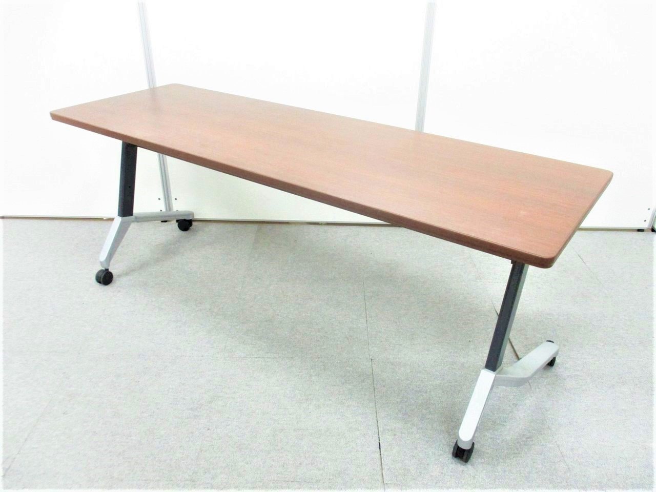 【倉庫に約70台あります】重厚感溢れるサイドスタックテーブル！4台入荷】■天板が折りたためるので場所を取りません!
                        KT-620シリーズ 
                                    中古
            