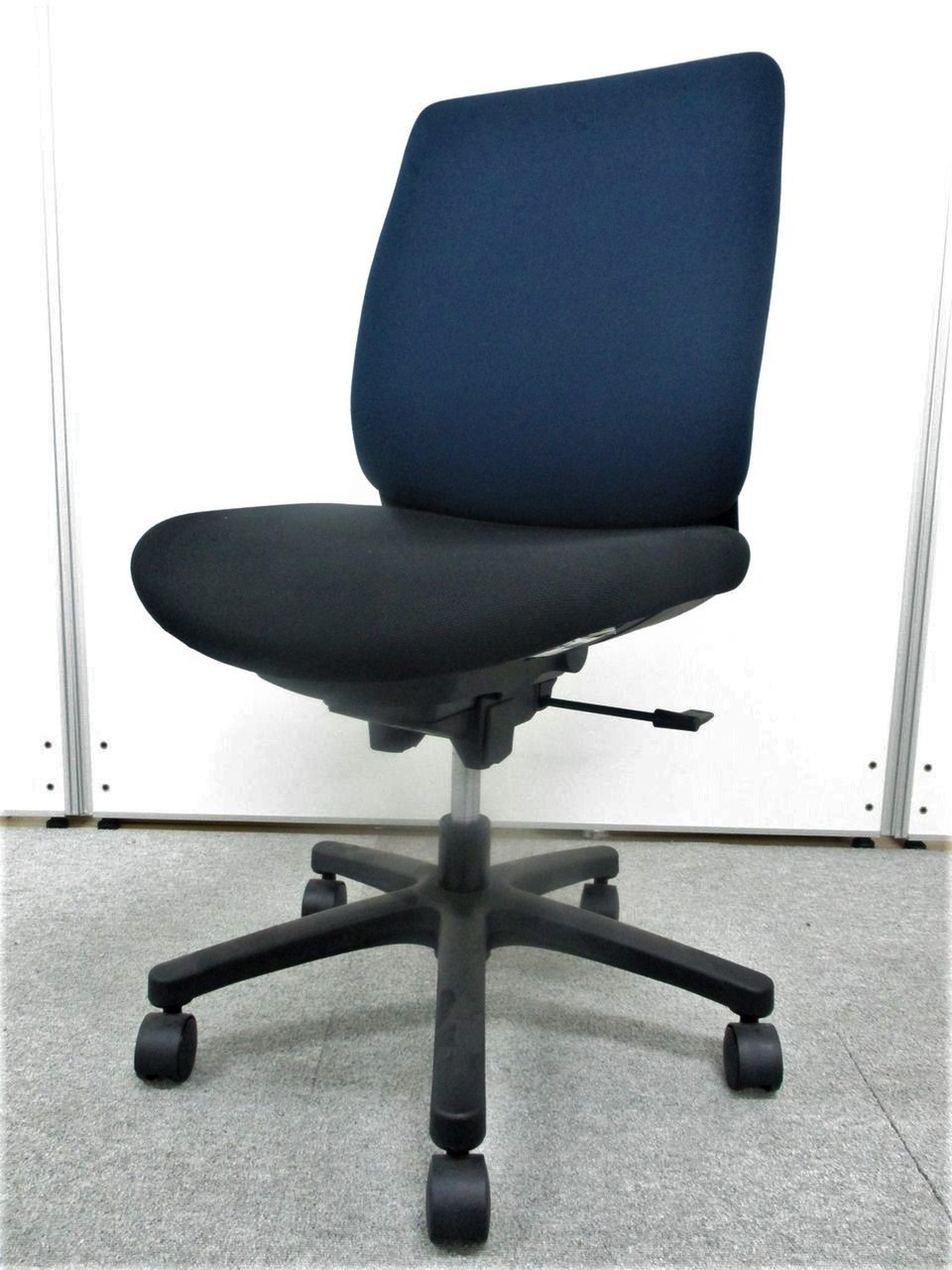 【イトーキ定番チェア】トルテハイバックチェア！珍しい背もたれお洒落なブルー色！
                        トルテR 
                                    中古
            