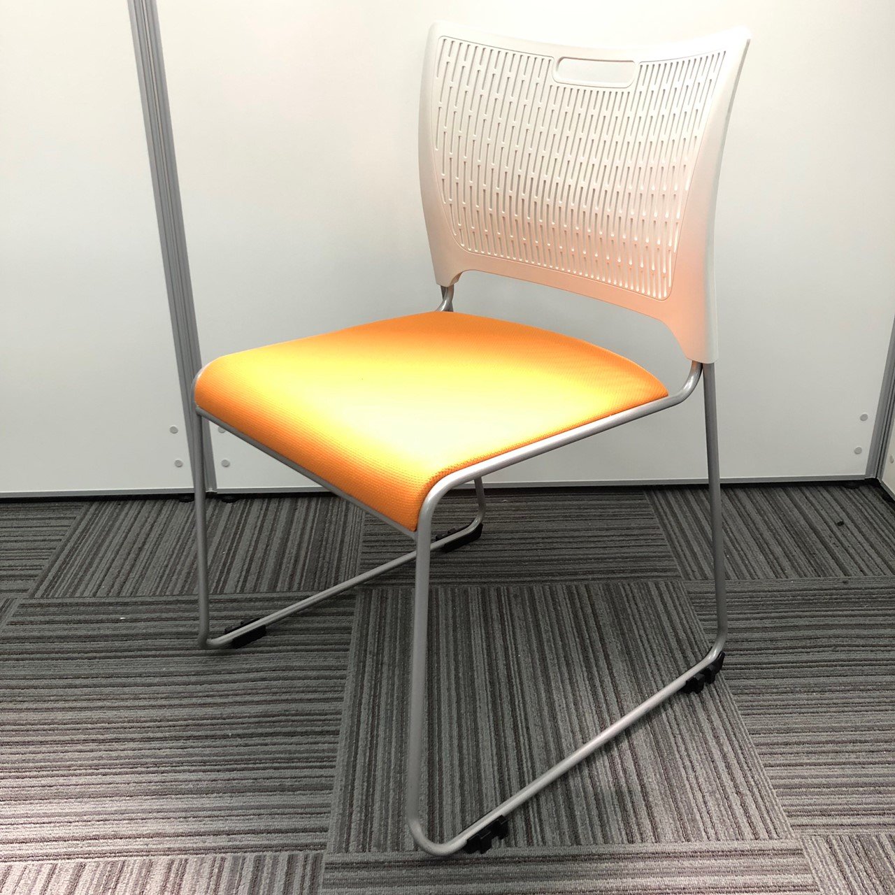 セミナー、講演会、会議などにおすすめ　スタッキングチェア！！
                        レーテ 
                                    中古
            