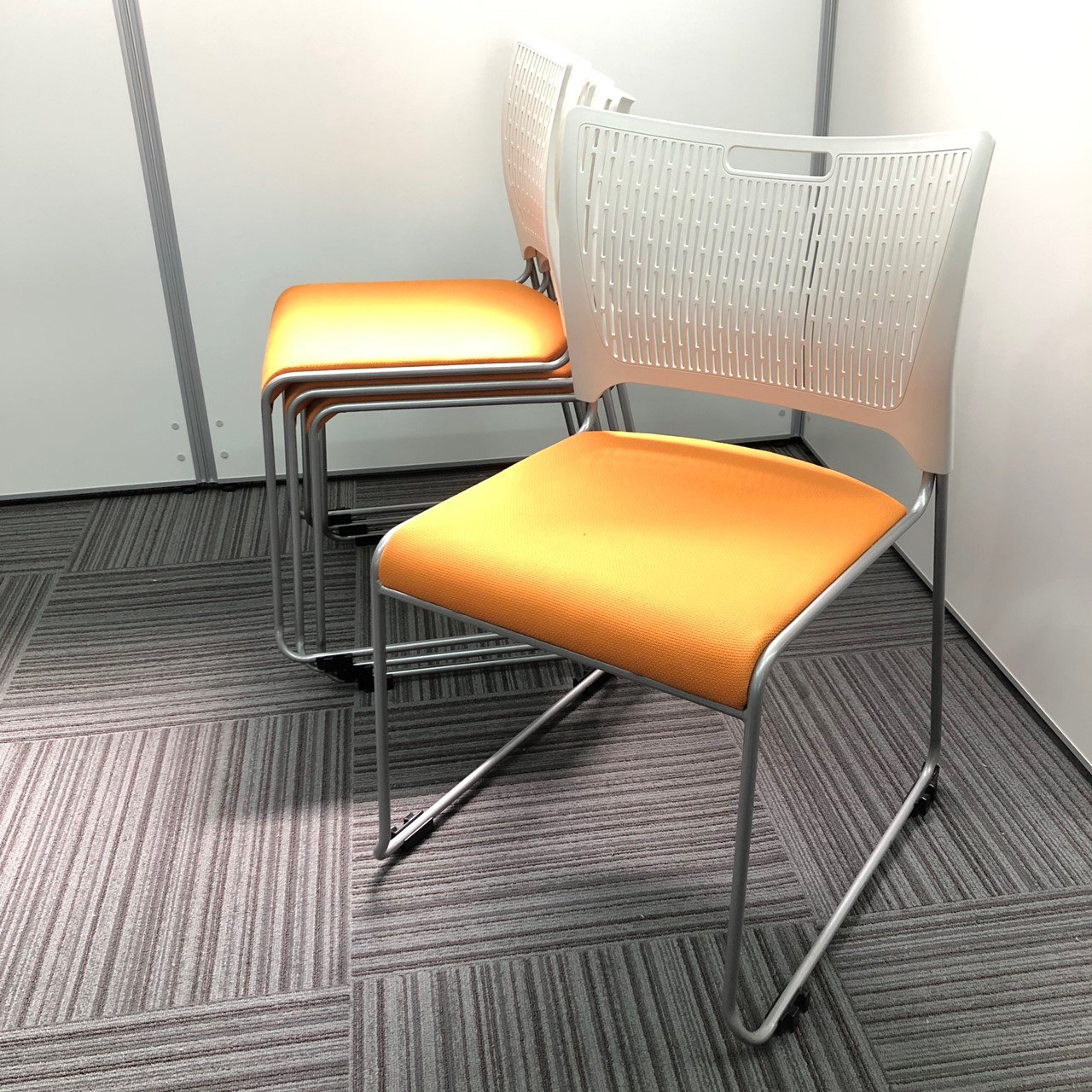 【4脚セット商品】テーブルがあれば4名ですぐに会議が始められます。
                        レーテ 
                                    中古
            