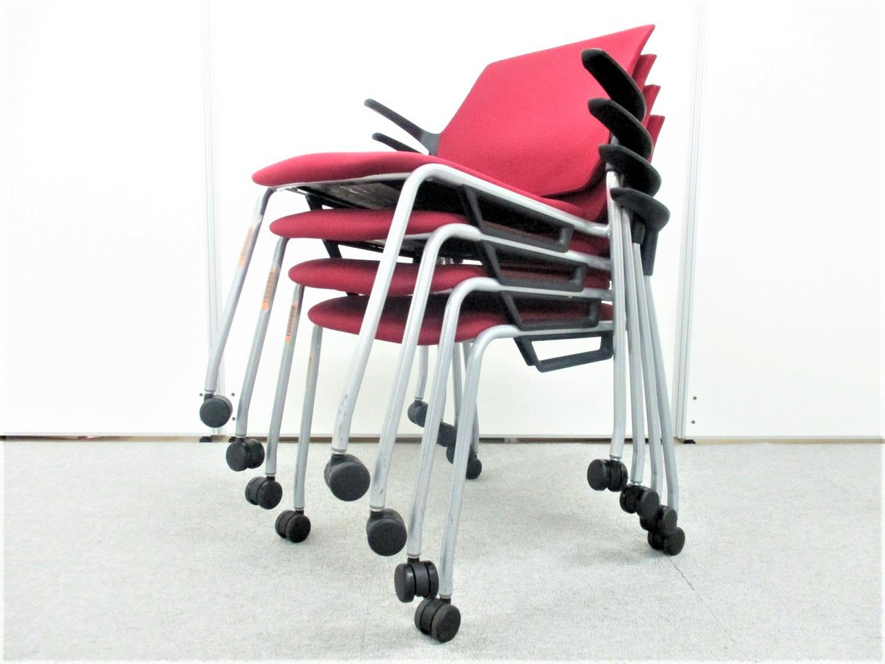 【4脚セット商品】移動が楽なキャスター付き【重ねて保管可能】
                        ステンザ 
                                    中古
            