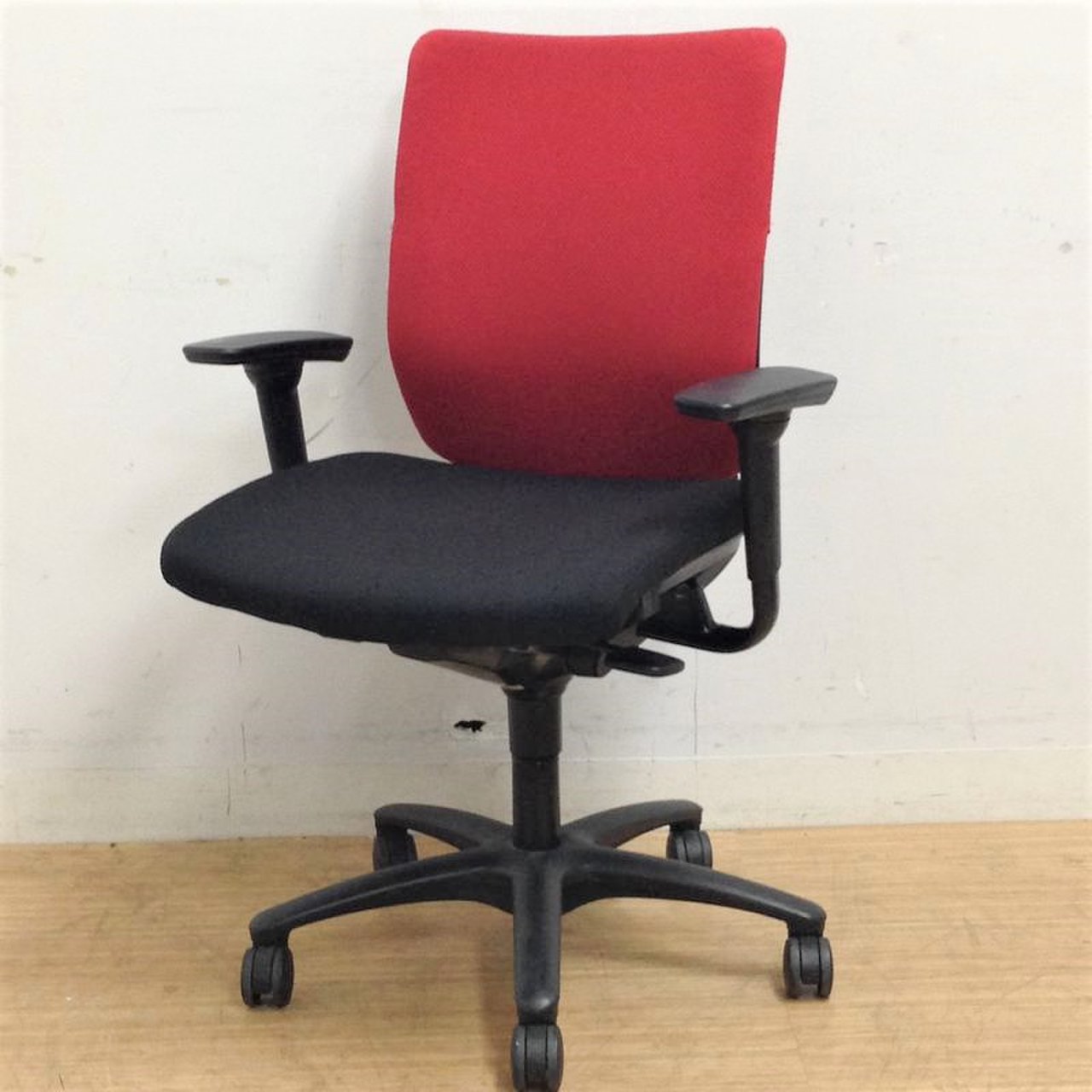 【在庫入替価格】【高品質が低価格！】可動肘付き・オカムラ製がまさかのお値段！アドフィット
                        アドフィット 
                                    中古
            