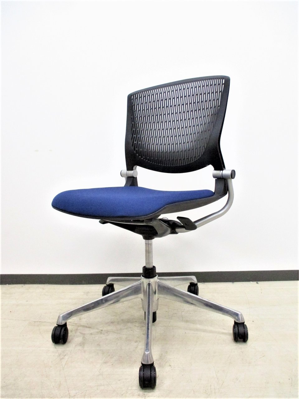 【8脚入荷】オフィスが一気にオシャレになる！お買い得なミーティングチェア
                        グラータ
                                    中古
            