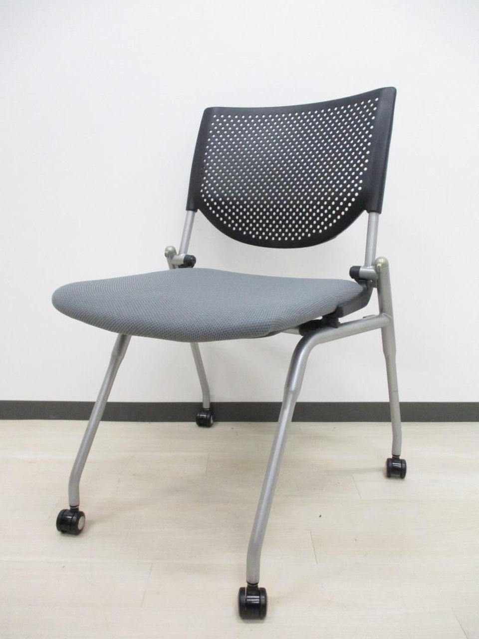スタンダードチェア/ミーティングテーブルに合いますね！グレー調のミーティングチェア
                        プロスタック 
                                    中古
            