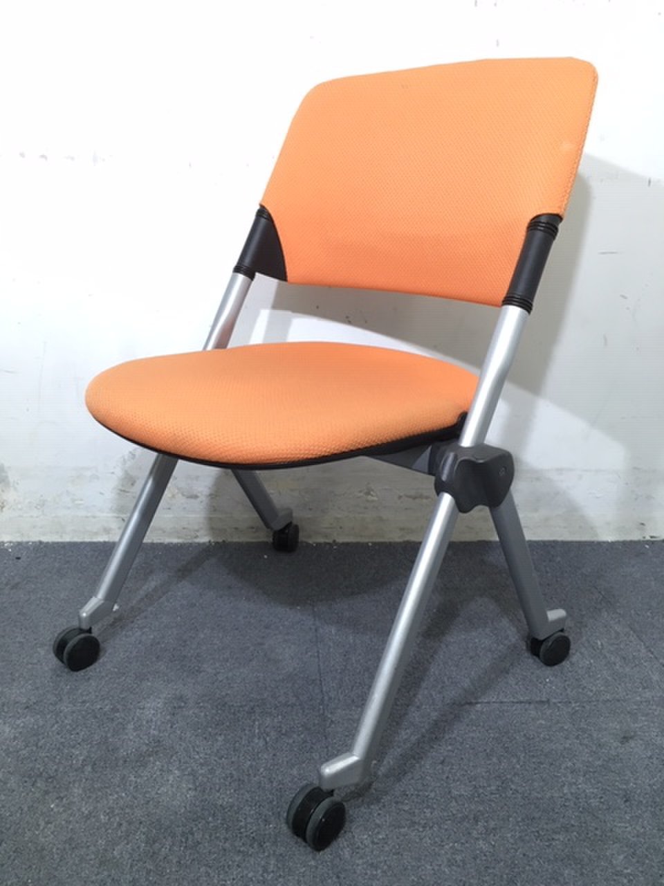 【12月納品までの限定価格】【60％off】オカムラ製｜リータチェア｜明るいオレンジカラーのネスティングチェア入荷致しました！【お得】中古　チェア　リサイクル
                        リータ 
                                    中古
            