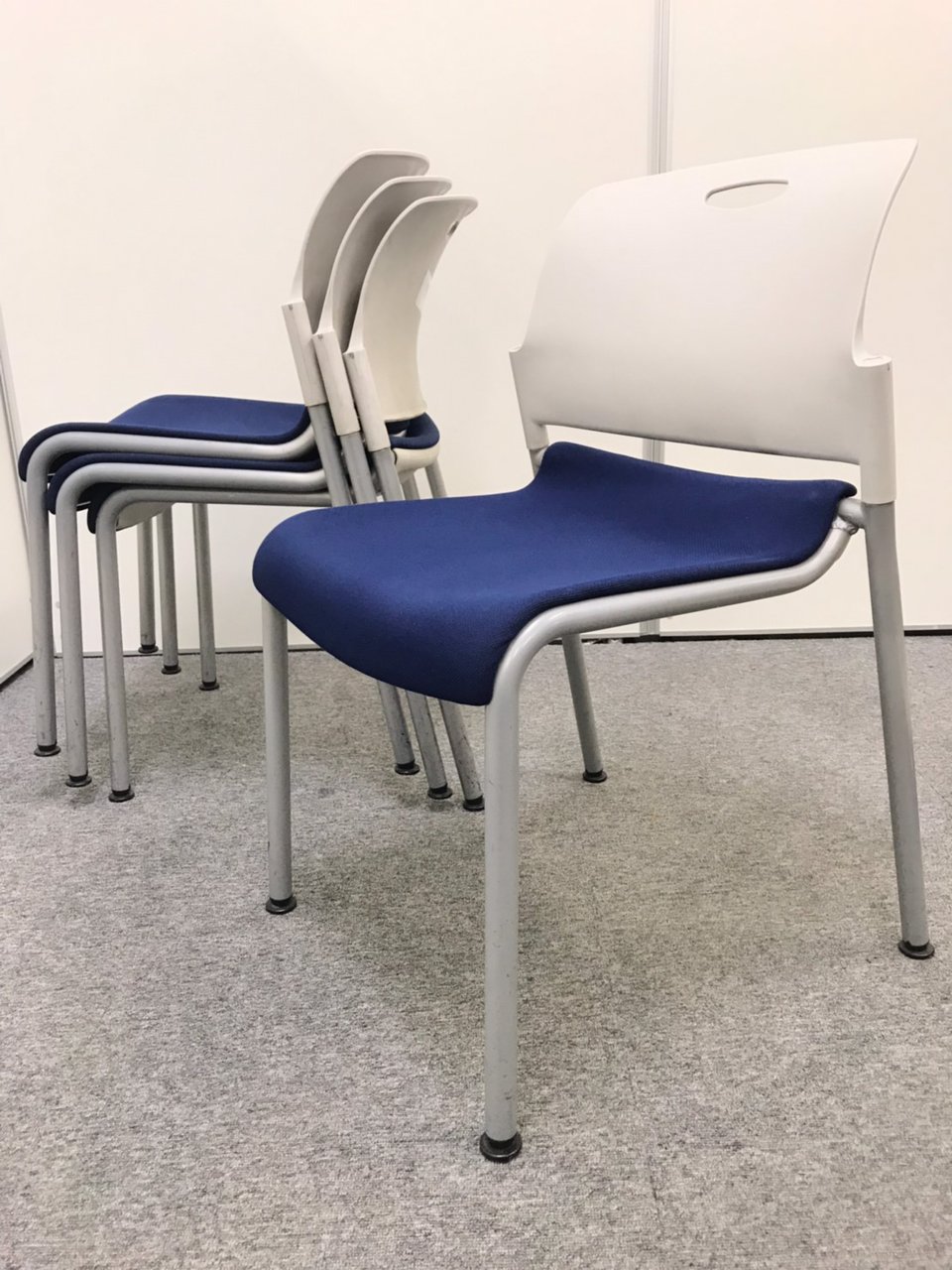 【4脚セット】内田洋行製 スタッキングチェア 湾曲した座面が座り心地をサポートします！
                        MF-270シリーズ 
                                    中古
            