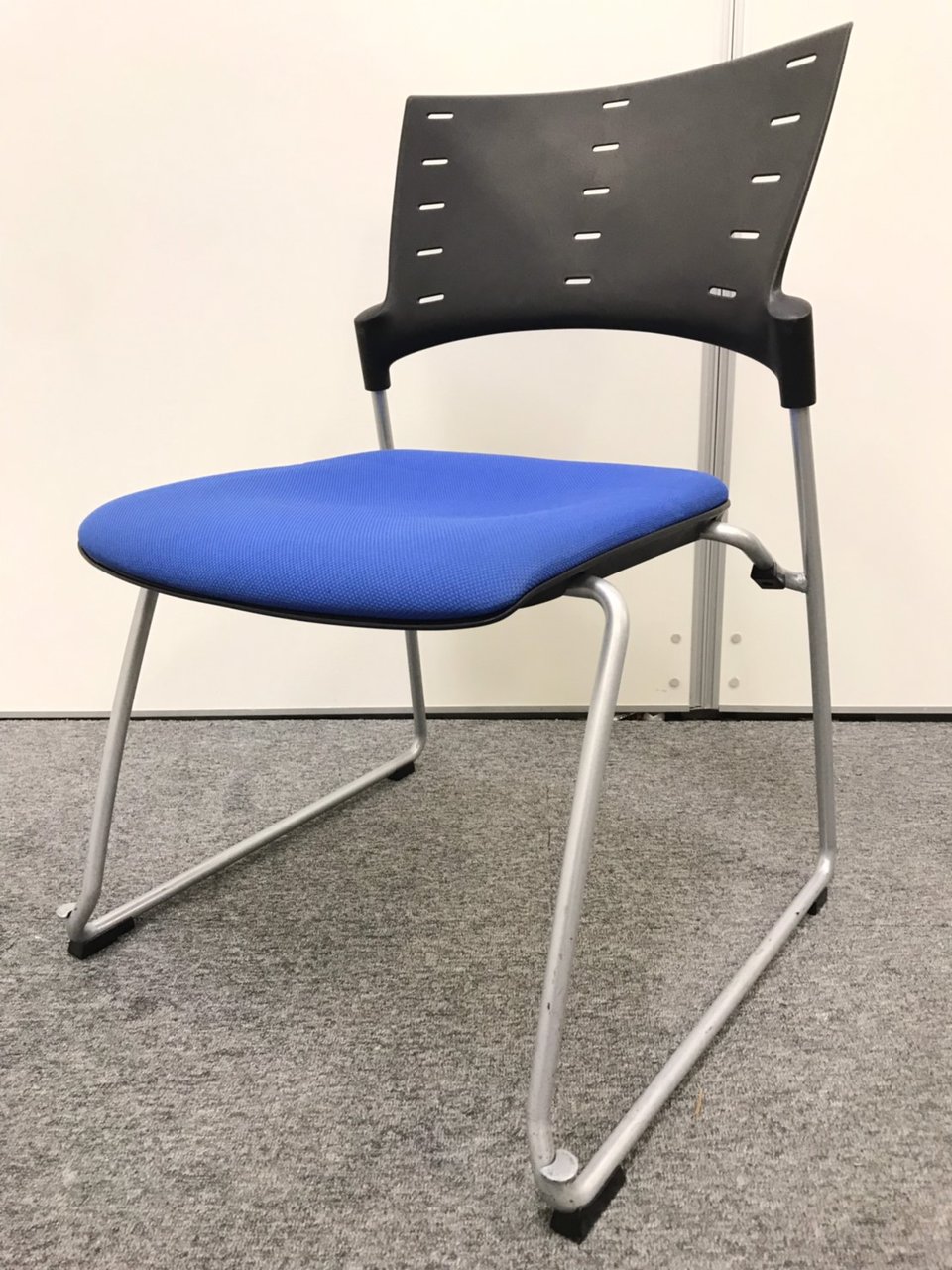 【定番スタッキングチェア】イトーキ製 マノス 会議やセミナーにオススメ！
                        マノス 
                                    中古
            