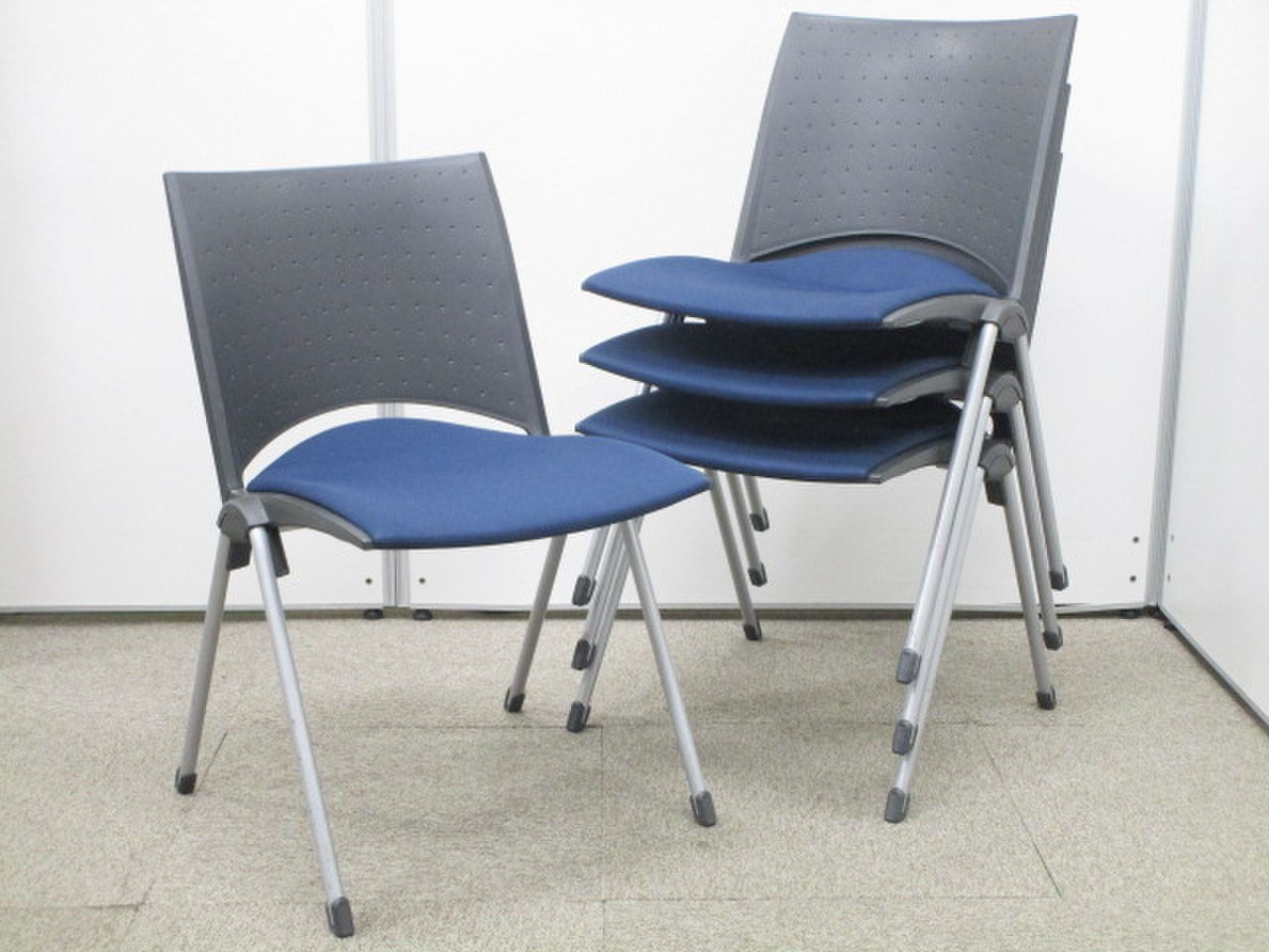 ★纏め買いでお徳★【重ねて収納可能なミーティングチェア】スタイリッシュなデザイン！会議用におすすめ！人気のブラック×ブルー！【スタック】
                        レコス 
                                    中古
            