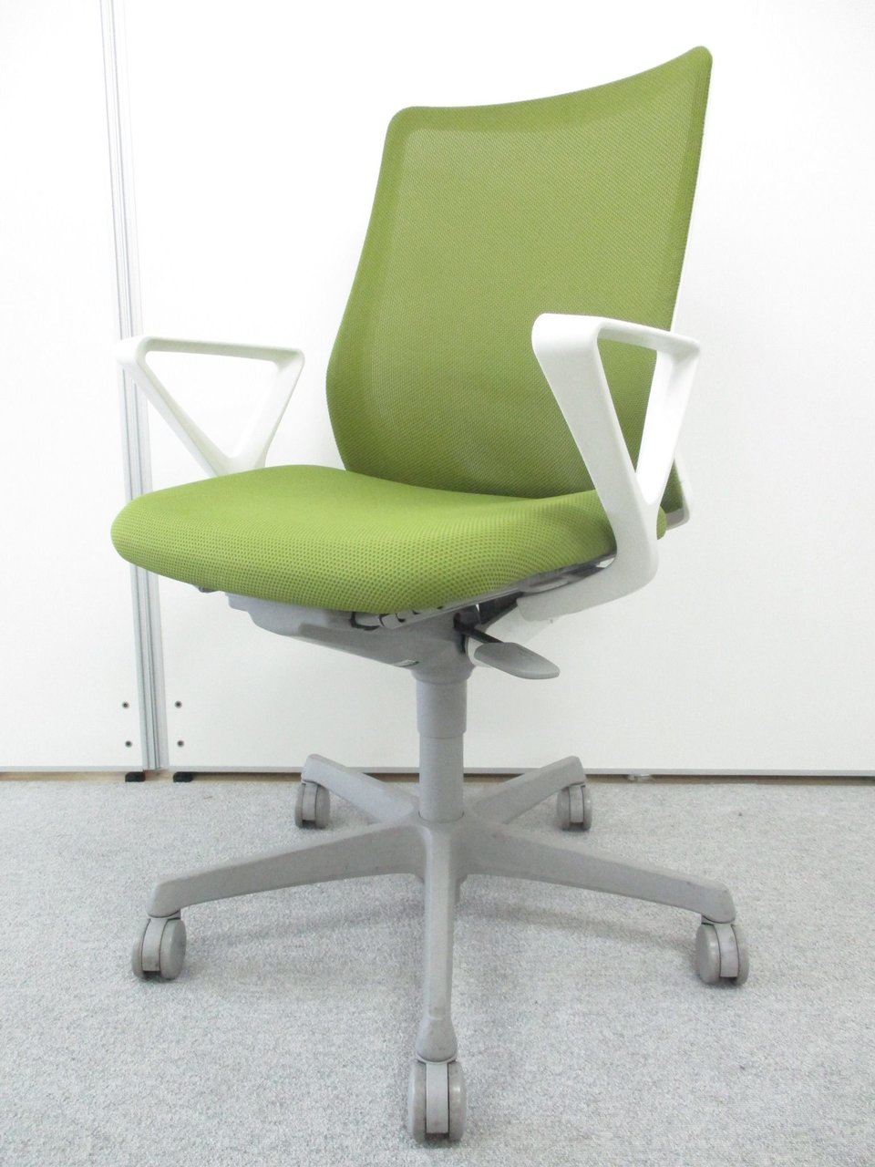 【製造年2017年製比較的新しめ】オフィスが爽やかに彩れます！小柄な女性でも座りやすい形をしており背もたれはメッシュ素材です！
                        フルーエントチェア(Fluent)
                                    中古
            