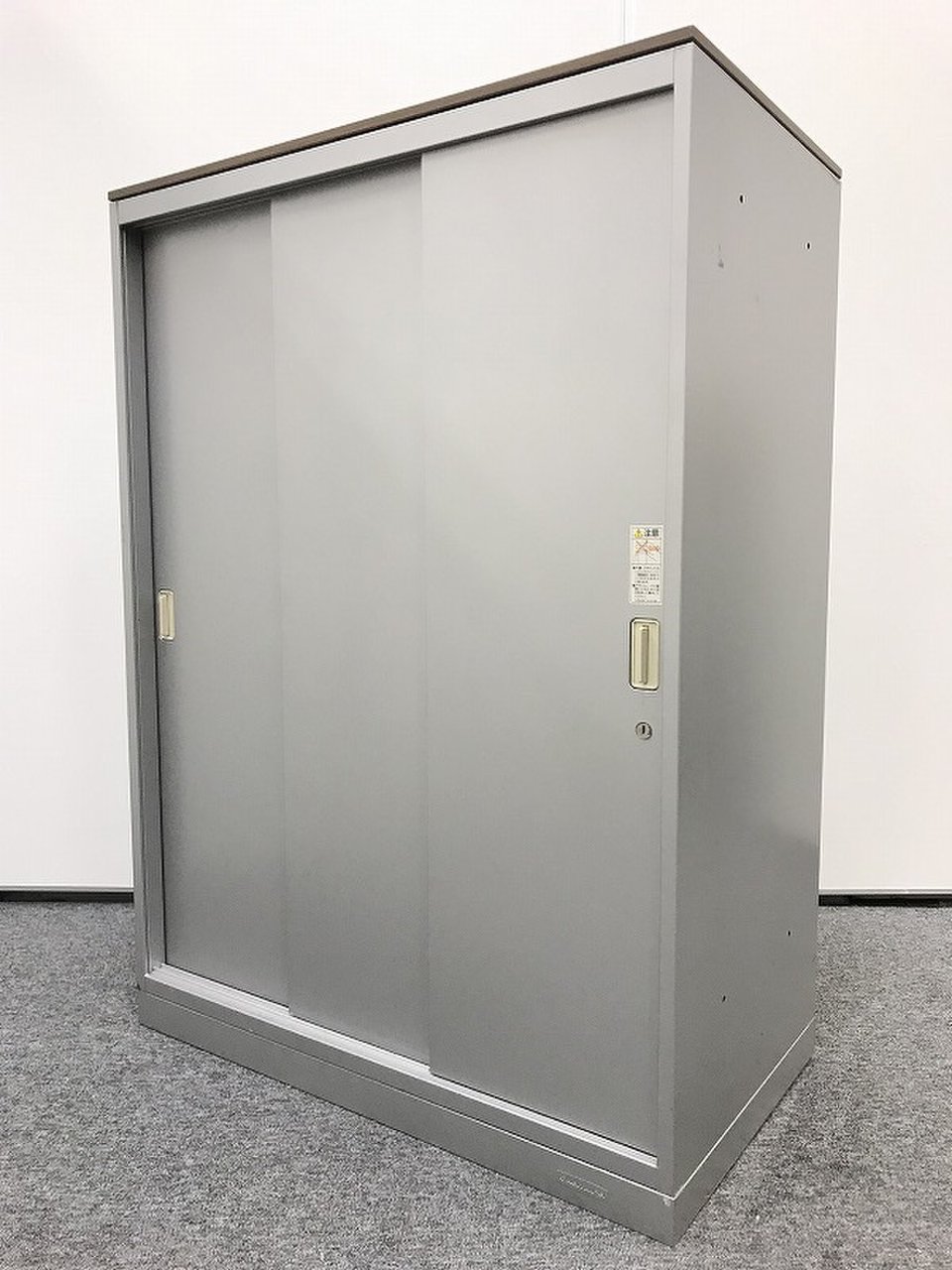 【ロット】3枚引違書庫｜オカムラ(okamura)製｜レクトライン｜珍しいシルバーｘ木目天板【関西倉庫在庫】
                        レクトライン 
                                    中古
            