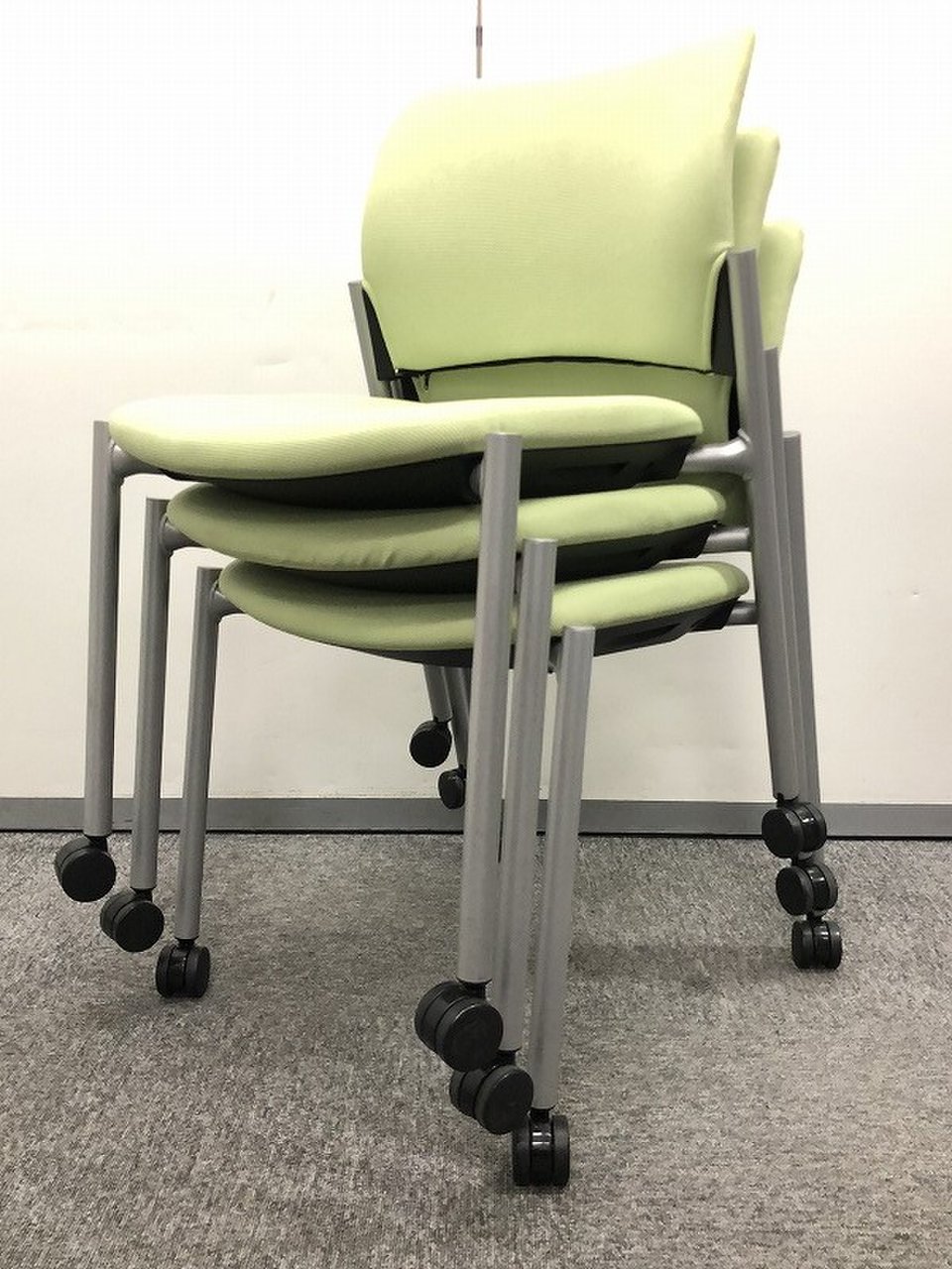 【4脚セット販売！！】移動にも便利なスタッキングチェアです！！
                        8147シリーズ 
                                    中古
            