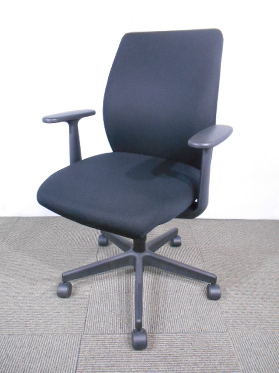 【4脚入荷】肘付きブラックこの価格！数量限定でご紹介致します！【関西倉庫在庫】
                        コラード 
                                    中古
            