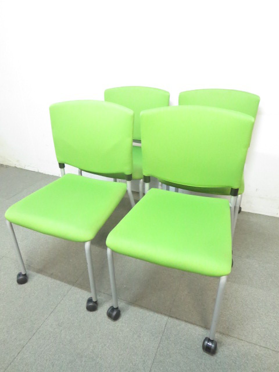 【4脚セット！】キャスター付き！スタッキングチェア！【綺麗な配色！】
                        その他シリーズ
                                    中古
            