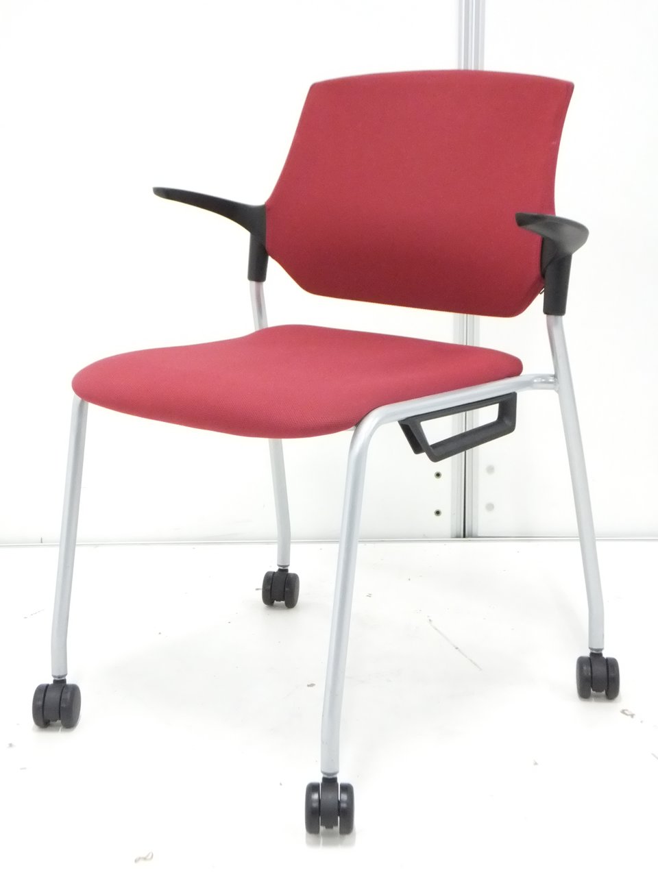 【お洒落なミーティングチェア！】小型な肘搭載で腕を休ませることができます！キャスター付きでスムーズな移動が可能！
                        ステンザ 
                                    中古
            