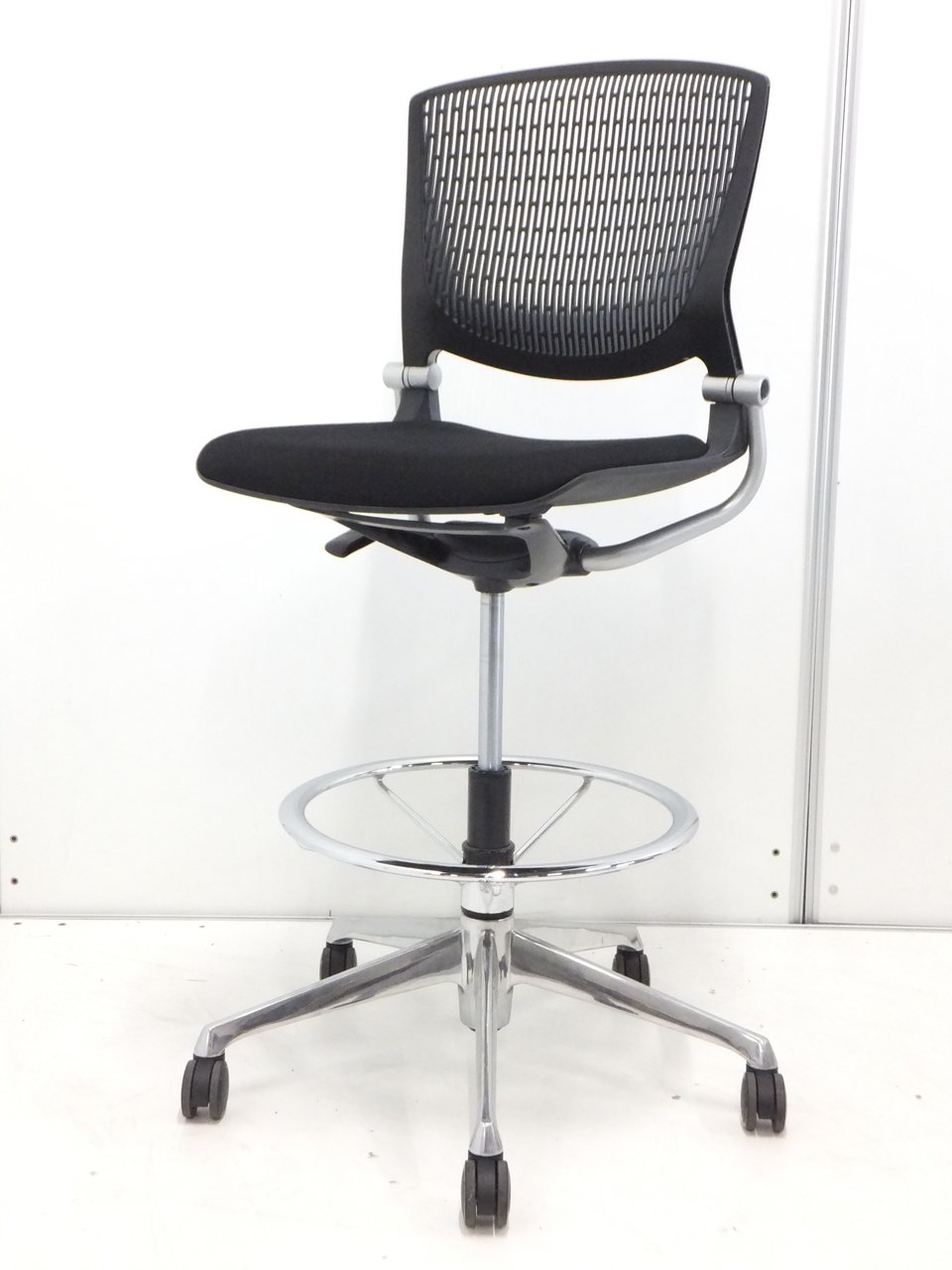 【希少なハイタイプチェア入荷！】非常に高い位置まで昇降します！
デザイン性に富んだシリーズ！
                        グラータ 
                                    中古
            