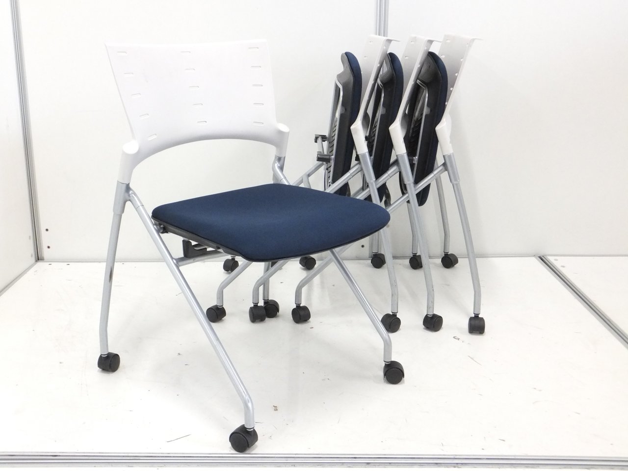 【セットでお買い得！】■ネスティングチェア・イトーキ製　■マノス（MANOSS)
                        マノス 
                                    中古
            