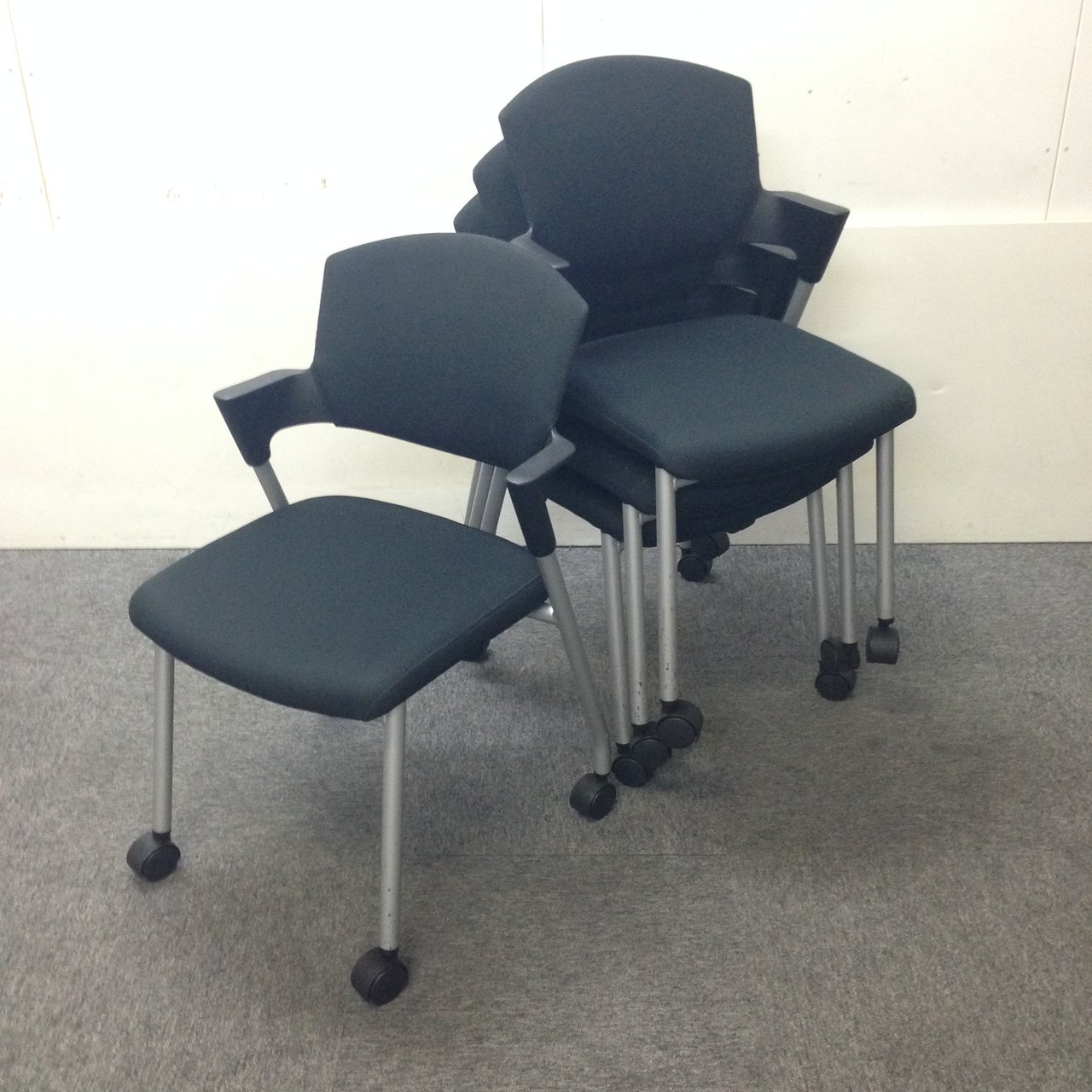 【1セット限定】人気のプロッティチェアが入荷！今ならセットがお得です【4脚セット】
                        プロッティ（キャスター付） 
                                    中古
            