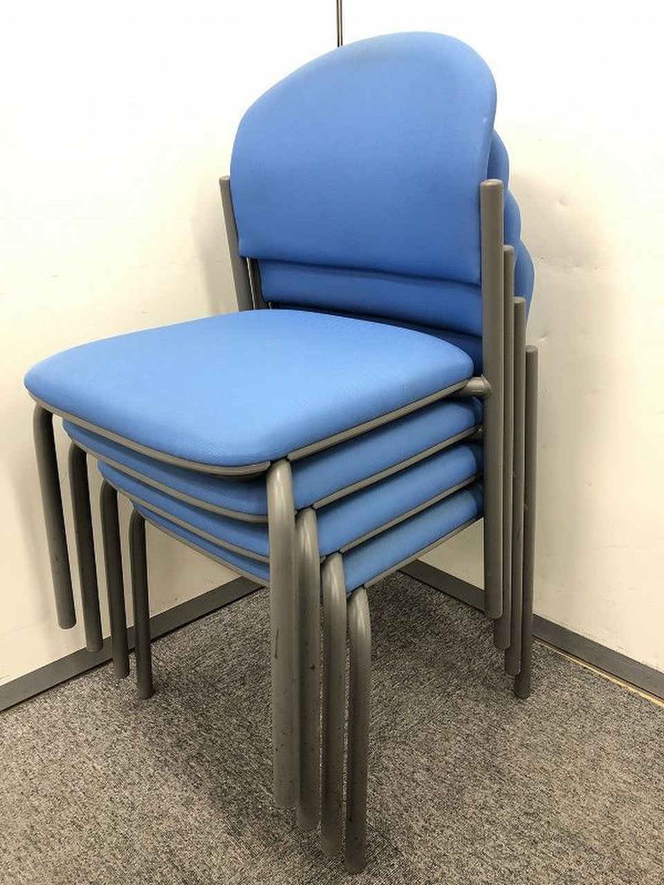 【4脚セット商品！】まとめ買いでコストを抑えましょう！スタッキングチェアのご紹介です！
                        No.2300 
                                    中古
            