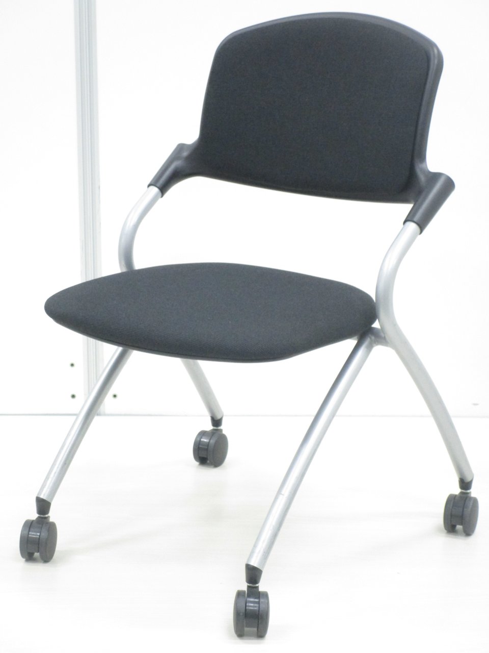 【背面クッション付き！】収納性抜群のネスティングチェア！｜移動らくらくのキャスター搭載！
                        satela
                                    中古
            