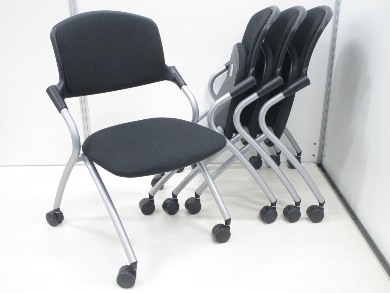 【セットでお買い得！】収納性抜群のネスティングチェア！｜移動らくらくのキャスター搭載！
                        その他シリーズ
                                    中古
            