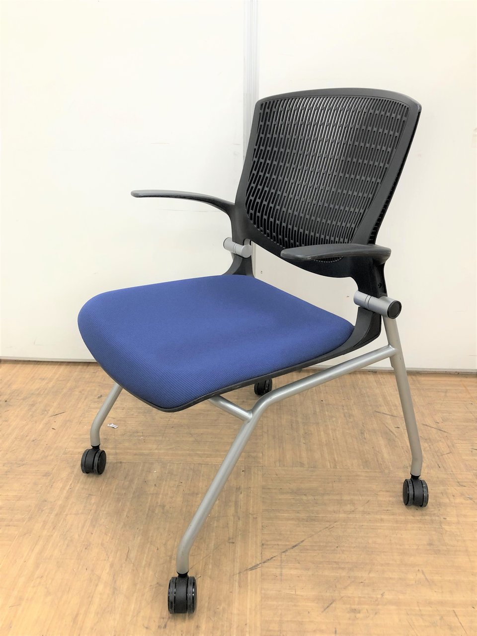 【キャスター付きで移動もらくらく】肘付きでゆったり出来るネスティングチェア【収納時の省スペース化も実現】
                        グラータ 
                                    中古
            