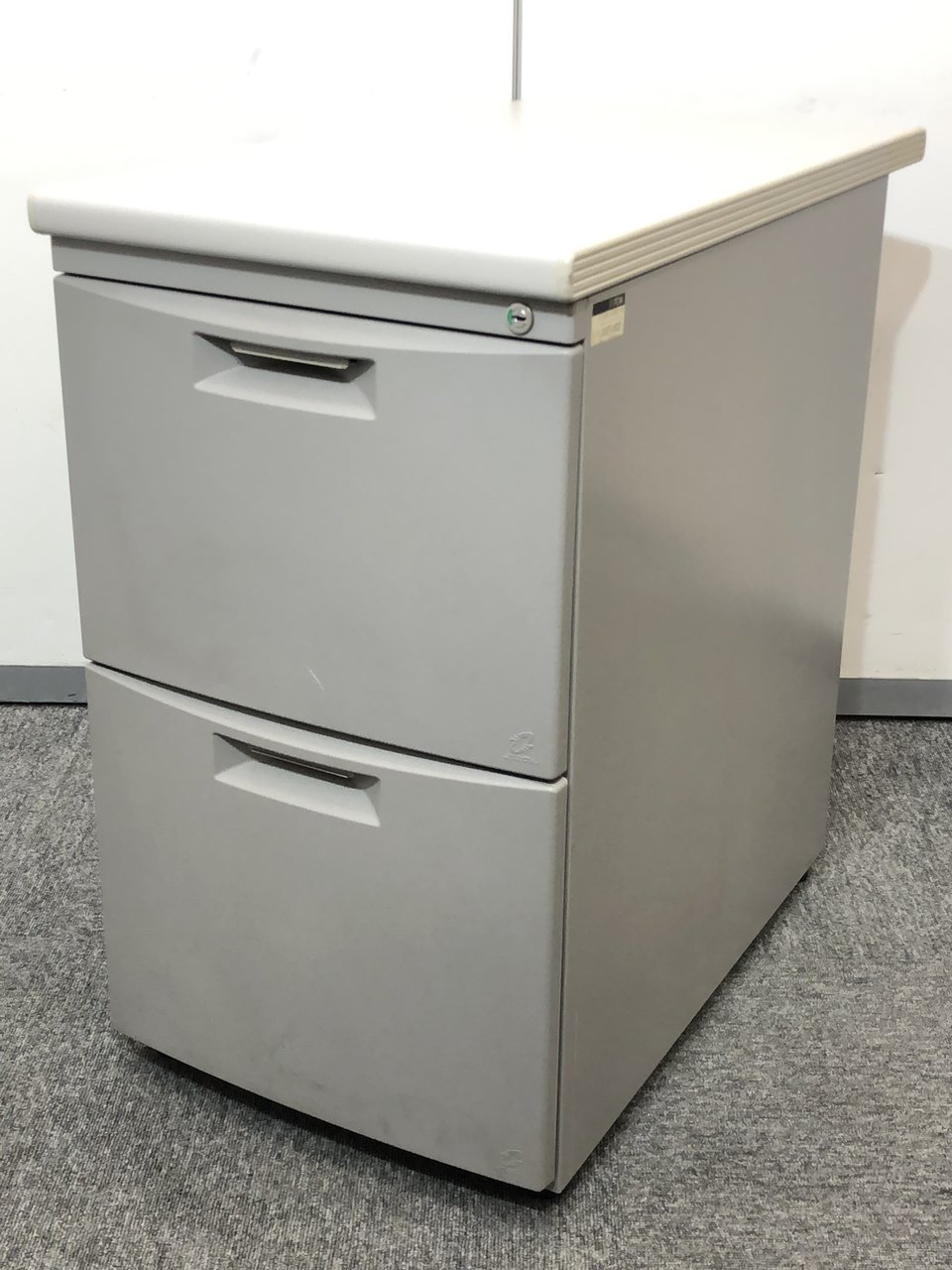 【4台入荷】イトーキ製品の2段脇机の入荷です！書類等の収納の為にデスクの横に置いて収納をお勧め致します！
                        CZ 
                                    中古
            
