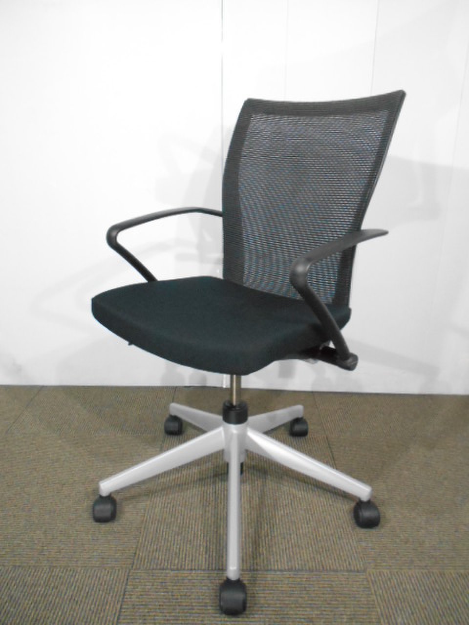 【8脚入荷】ヘイワース製品のミーティングチェアの入荷です！ブラックでかっこいいチェアになります！【関西倉庫在庫】
                        X99
                                    中古
            