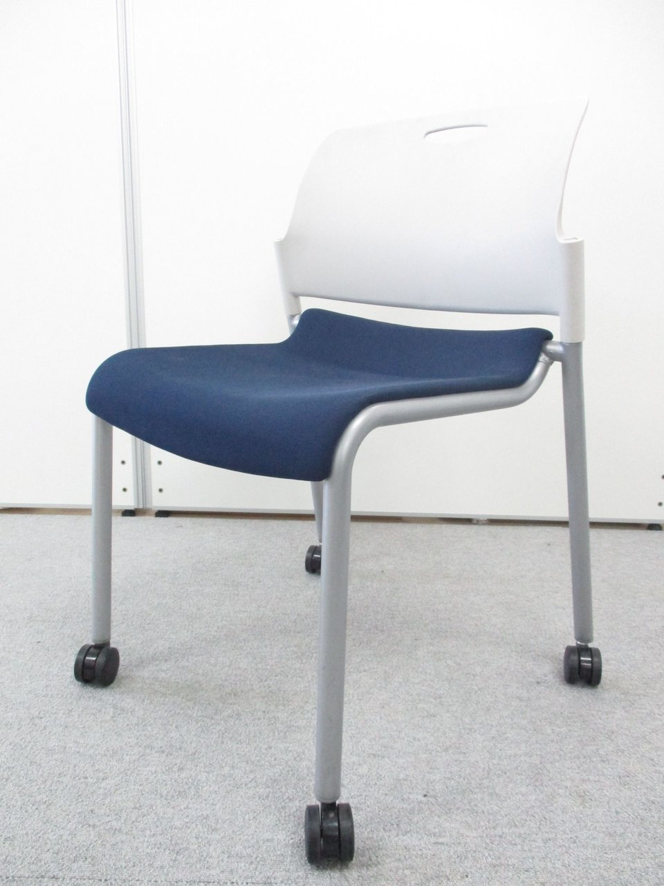 内田洋行製 ミーティングチェア MF-270シリーズ 背ヌード 肘なし 布張り
                        MF-270シリーズ 
                                    中古
            