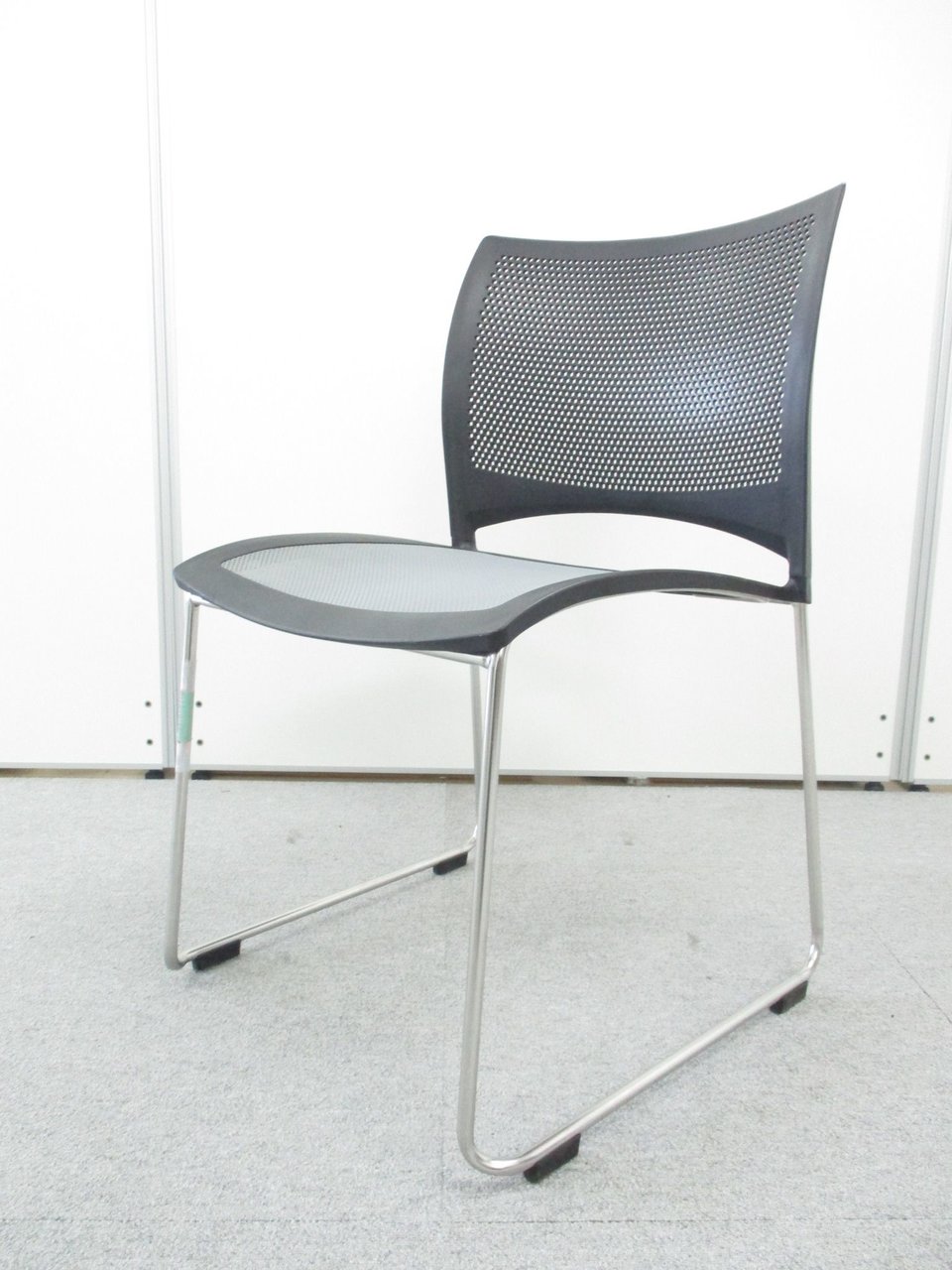 スタッキングチェア　フレームがブラックカラーの座面メッシュグレーカラーでスタイリッシュでデザイン！
                        その他シリーズ
                                    中古
            