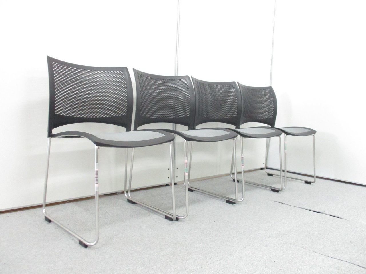 【4脚セットがお買い得!!】スタッキングチェア　フレームがブラックカラーの座面メッシュグレーカラーでスタイリッシュでデザイン！
                        その他シリーズ
                                    中古
            