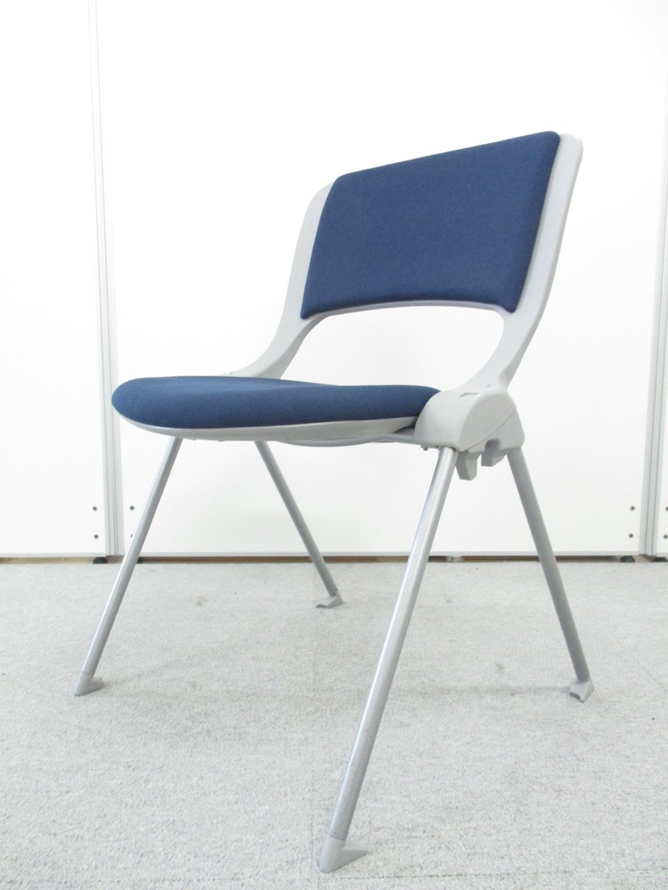 【在庫一掃セール品】スタッキングチェア MX-40シリーズ■汚れの目立ちにくいダークブルー!!【α】
                        MX-40シリーズ  
                                    中古
            