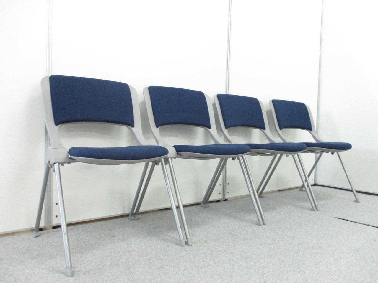 【在庫一掃セール品】[4脚セット]内田洋行製 スタッキングチェア MX-40シリーズ■汚れの目立ちにくいダークブルー!!【α】
                        MX-40シリーズ  
                                    中古
            