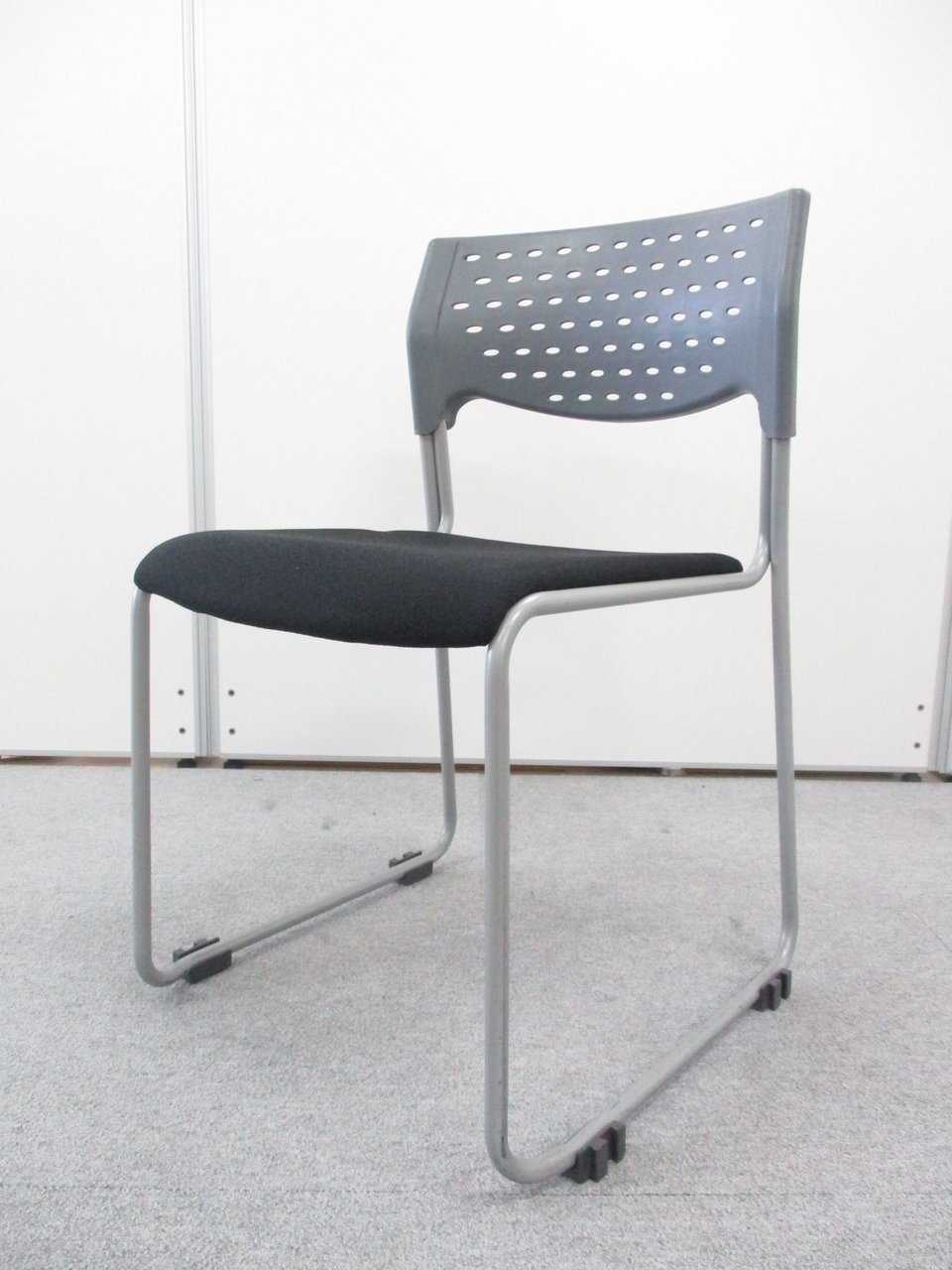 【収納簡単】スタッキングチェアなので省スペースに最適！使わないときは、重ねて収納できます！
                        その他シリーズ
                                    中古
            