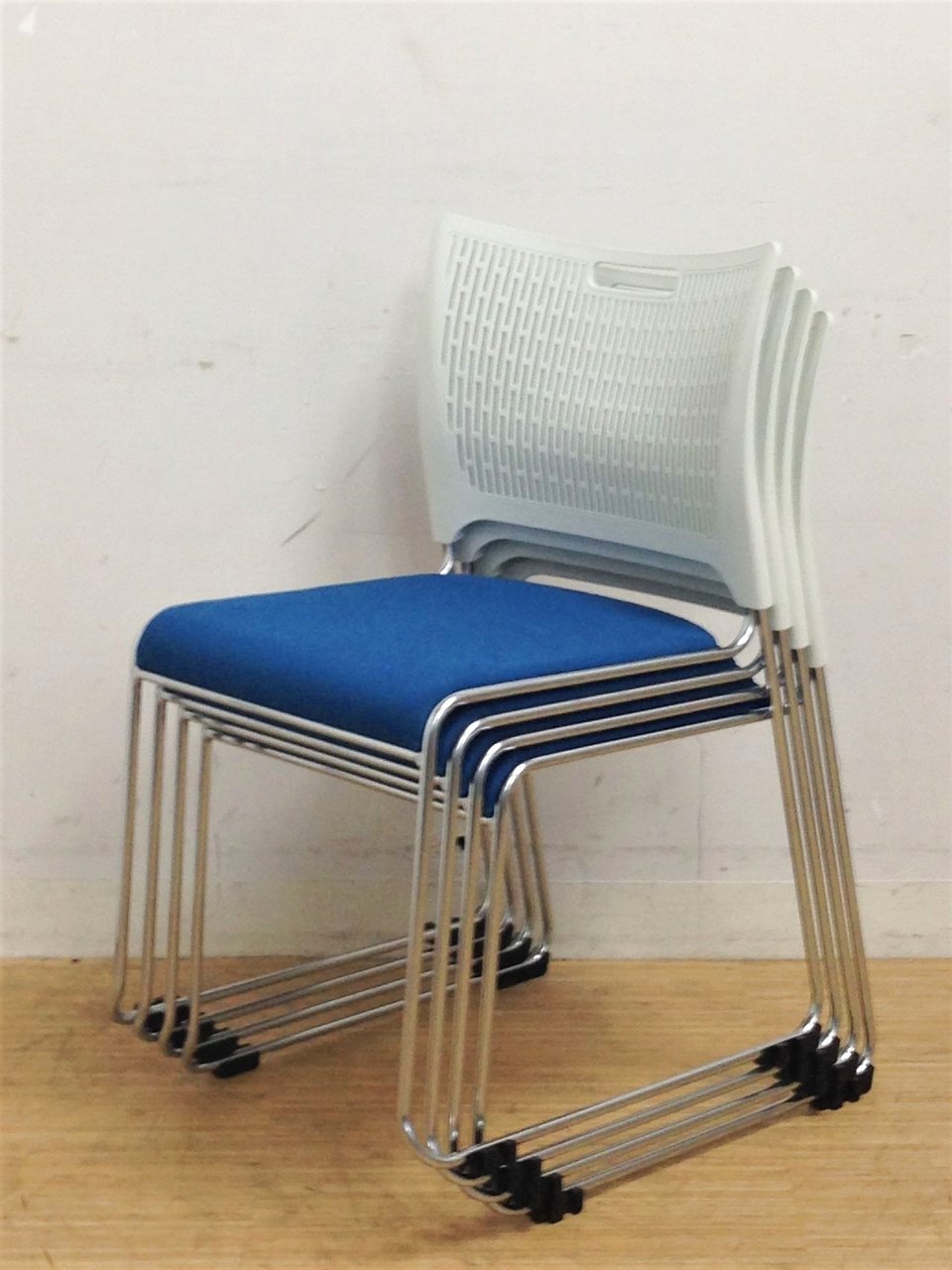 【4脚セットならお得です】デザイン性と座り心地を兼ね備えたスタッキンチェア【メッシュタイプで通気性もgoodです】
                        レーテ 
                                    中古
            