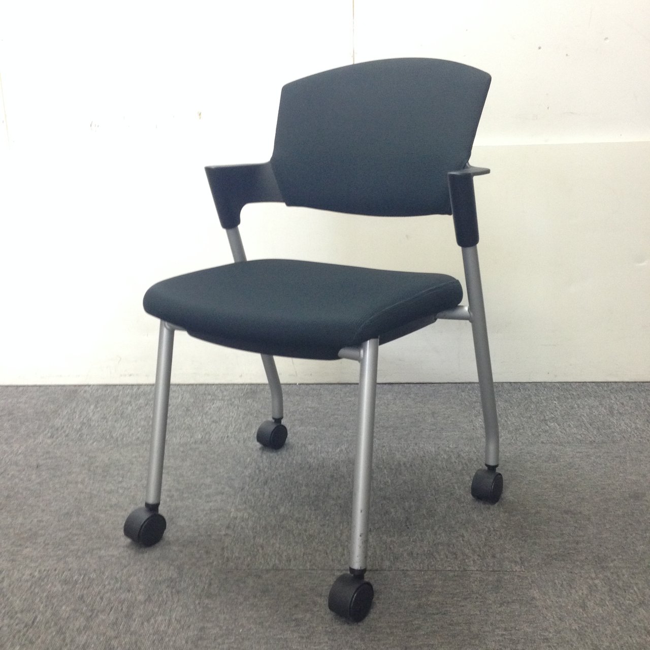 【4脚限定】コクヨの定番スタッキングチェア、プロッティチェアが入荷！人気のブラックカラー、さらにキャスター付きで移動もラク！【人気】
                        プロッティ（キャスター付） 
                                    中古
            
