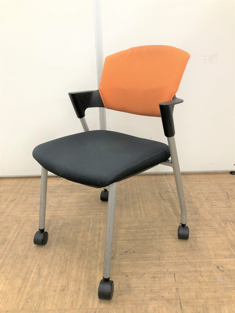 【キャスター付きで移動もラクラク】定番シリーズのスタッキングチェア【国内メーカー品】
                        プロッティ（キャスター付） 
                                    中古
            