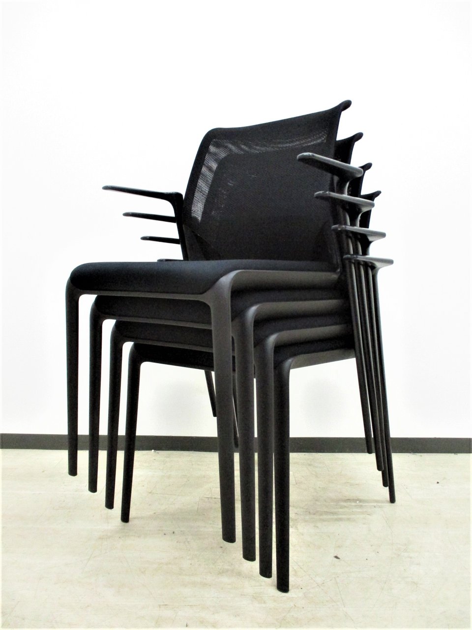 【4脚セット】イタリアデザインAlberto Meda（アルベルト・メダ）のデザイナーズ家具！
                        メダスリム 
                                    中古
            