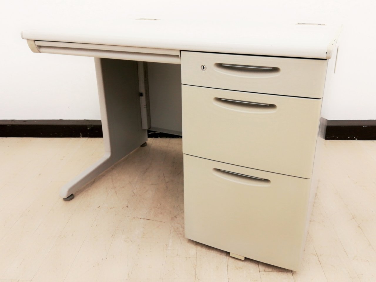 欠品ありのため特価‼【コンパクト横幅1000!】■オカムラ/SDシリーズ■引き出し飛び出し防止機能搭載【揃いでご購入可能です】【β】
                        SDデスクシステム 
                                    中古
            