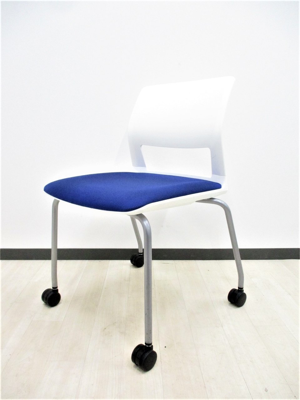 1脚で新品定価3～4万します！状態良好なのに中古だから特別価格！
                        160シリーズ 
                                    中古
            