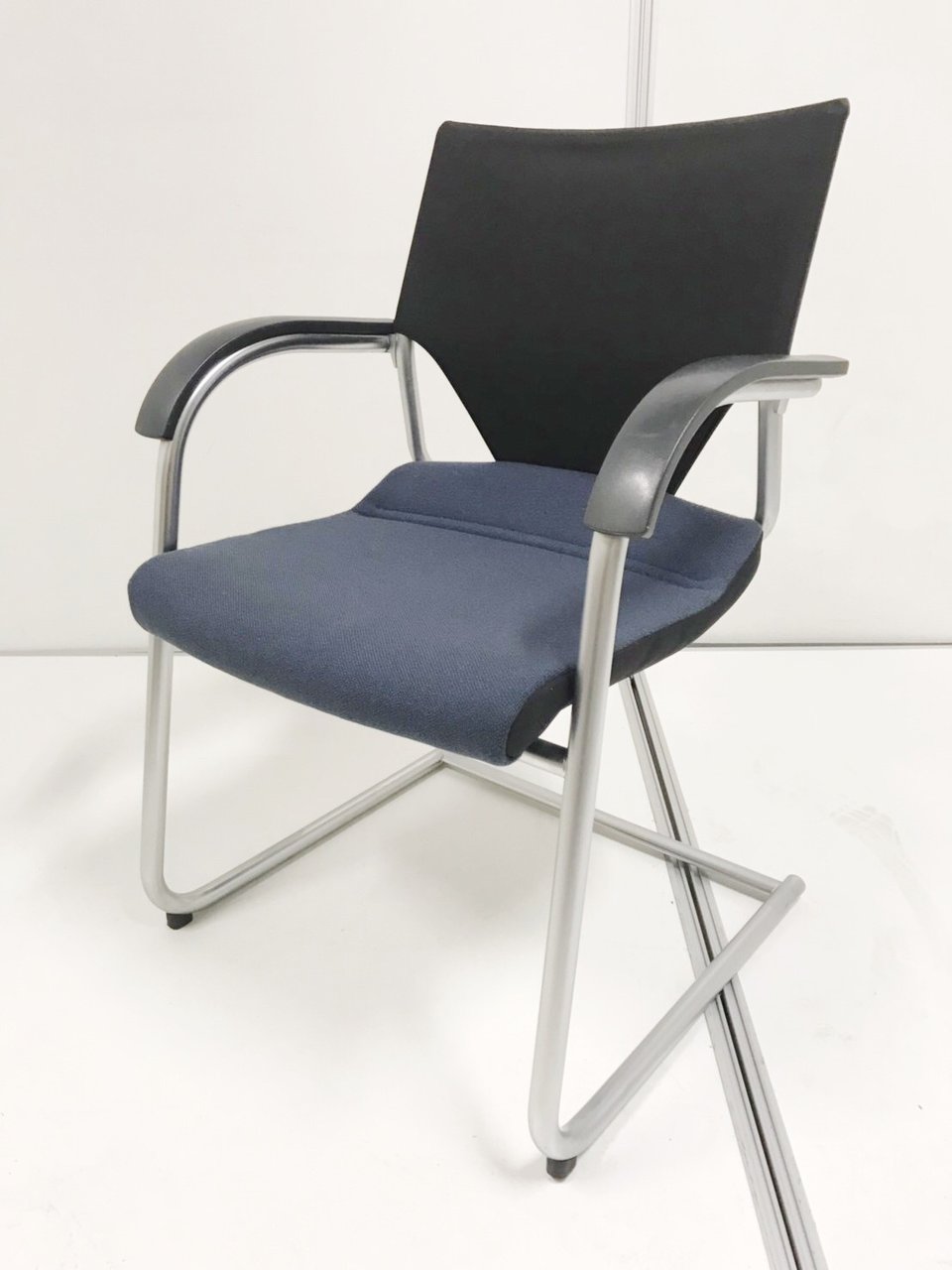 【長時間の会議にも！】デザイナーズ家具であるモダスのミーティングチェアが限定入荷！
                        その他シリーズ
                                    中古
            