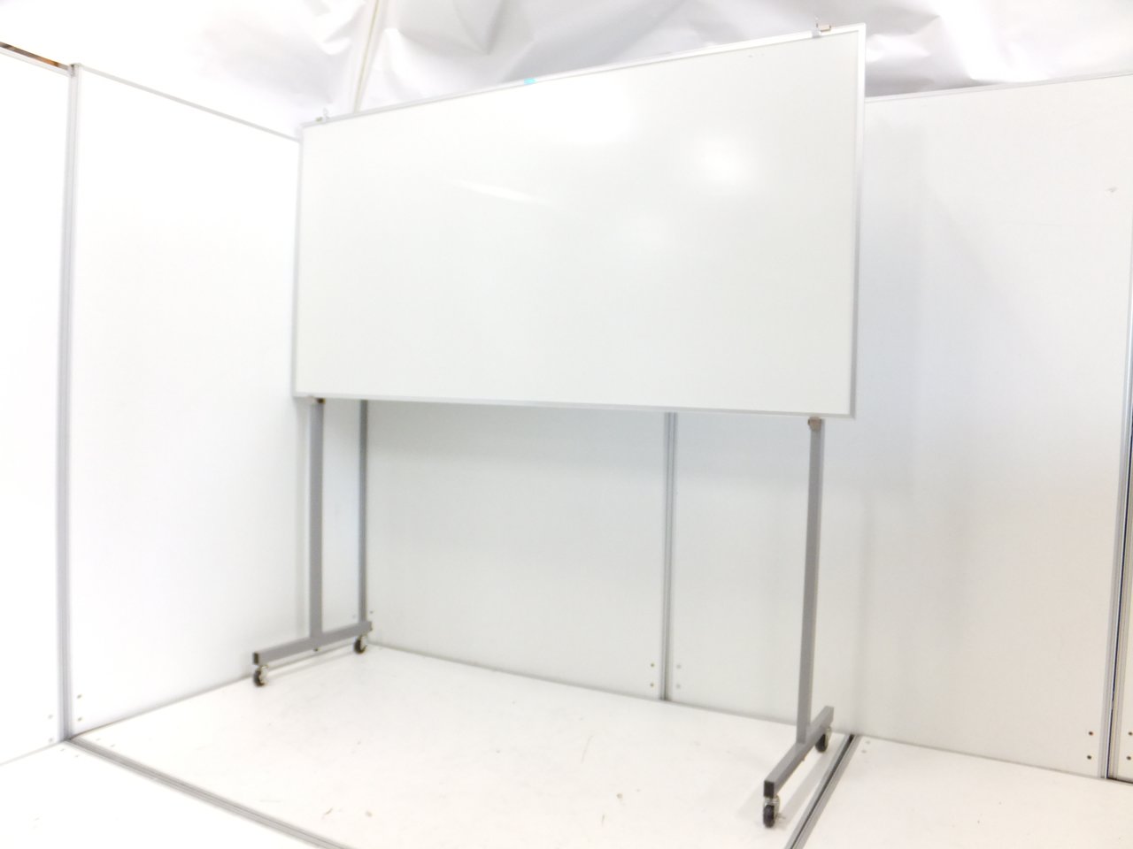 【珍しい片面仕様！】オフィスには定番のホワイトボード！■幅1,800mm
                        その他シリーズ
                                    中古
            