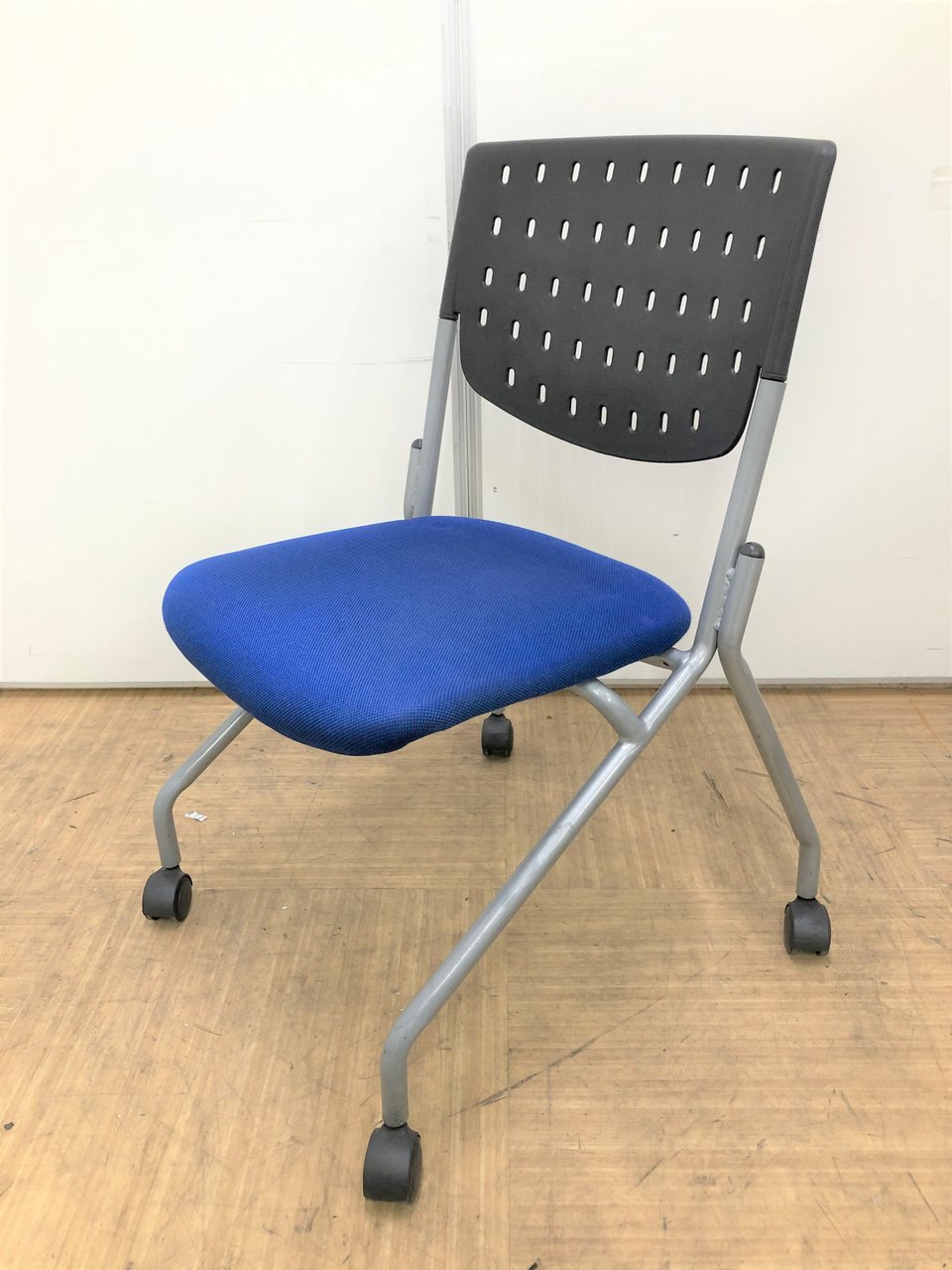 【ネスティングタイプで収納ラクラク】通気性バツグンのネスティングチェア！打ち合わせや休憩室に最適です！
                        その他シリーズ
                                    中古
            