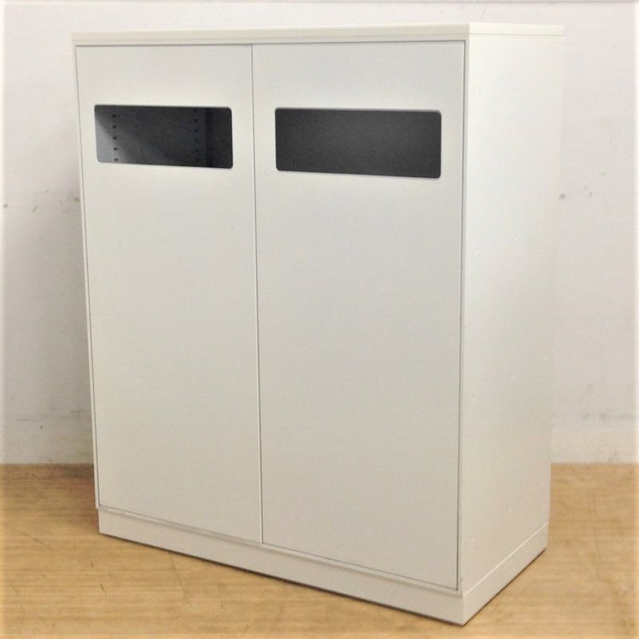 キャビネット型トラッシュボックスが2台入荷！書庫に並べて設置もOK　ゴミ箱　分別

                        ユニフレックス 
                                    中古
            