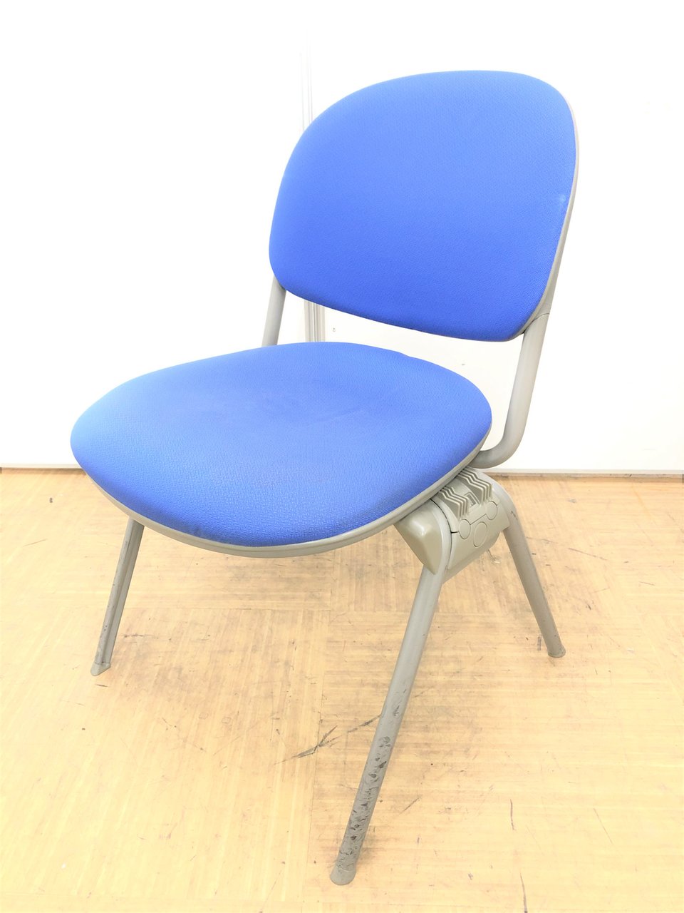 【汚損あり商品】【人気メーカーの定番商品】スタッキングチェア【上に重ねて省スペース化】
                        トーションライン 
                                    中古
            