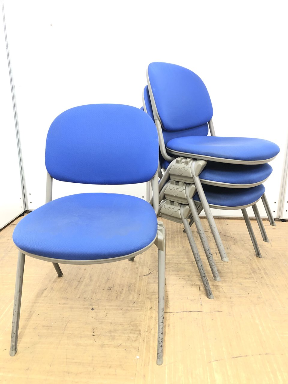 【セットならお得】定番スタッキングチェア4脚セット【ミーティングテーブルとセット購入がオススメ】
                        トーションライン 
                                    中古
            