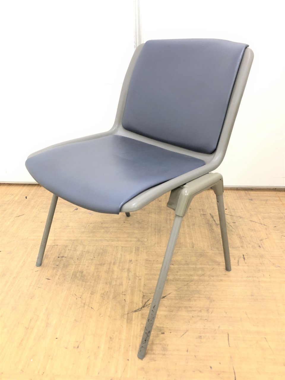 【1脚限定価格！！】【ビニールでお手入れカンタン】ミーティングに最適なスタッキングチェア【国内メーカー品】
                        その他シリーズ
                                    中古
            