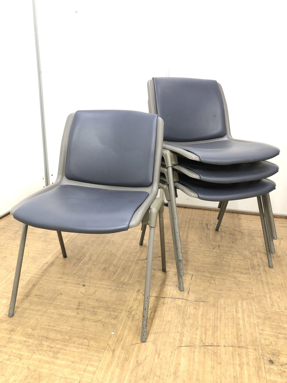 【セットでお得に！】4脚セットのお得なスタッキングチェア【お手入れラクラク】
                        その他シリーズ
                                    中古
            