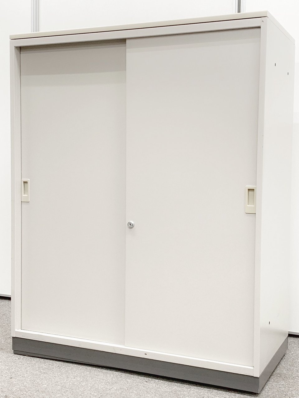 【スペースを圧迫しない引き違いタイプの書庫！】コクヨ｜BWN【便利な天板付き】【残り1点の為お得価格！】
                        ビジネスウォールNタイプ 
                                    中古
            