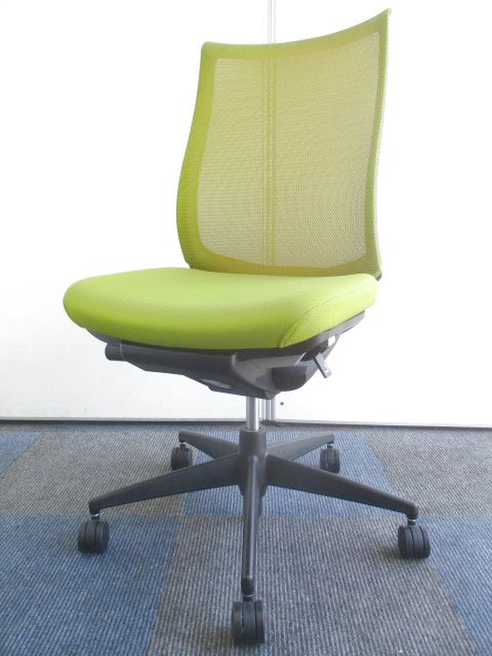 【2016年製です！】前傾姿勢をサポートするチェア
                        ベゼル（アルミ脚) 
                                    中古
            