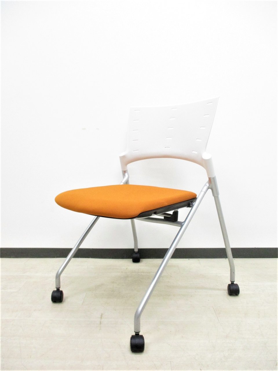 明るいミーティングチェア！残り1脚の為お安く！
                        マノス 
                                    中古
            